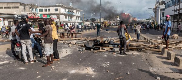 Demonstrators gather material to set up a barricade during a protest in the streets of Cadjehoun - Sputnik Afrique