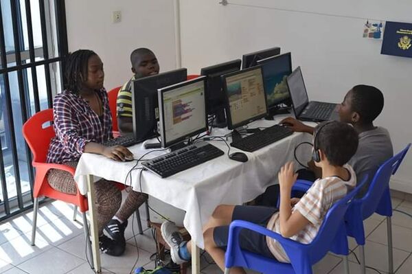 Une séance de formation avec les apprenants de Genius center à Douala.  - Sputnik Afrique