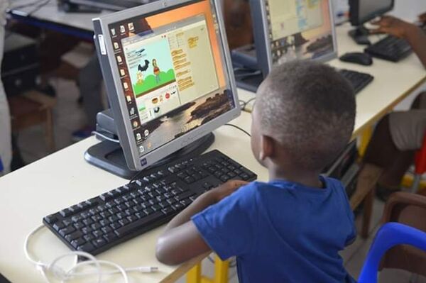 Un apprenant de Genius center en plein exercice au centre de Douala  - Sputnik Afrique