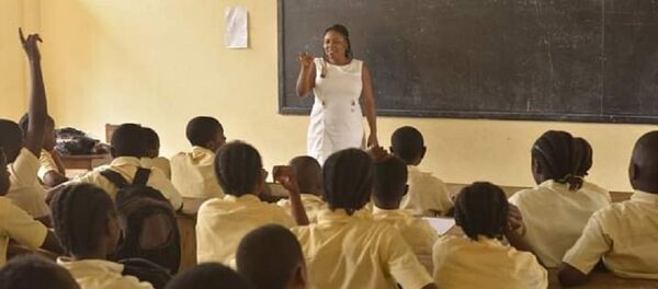 Danielle Akini à l’occasion de l’une des séances de partage d’expérience avec des jeunes scolarisés. - Sputnik Afrique