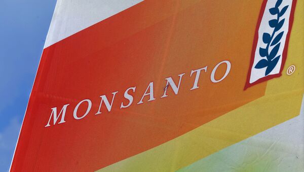 Monsanto logo at the Farm Progress Show in Decatur, Ill - Sputnik Afrique