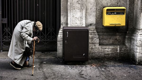 Пожилая женщина направляется к почтовому ящику на одной из улиц Лиона, Франция - Sputnik Afrique