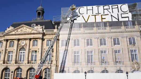 À Bordeaux, des militants écolos accrochent une banderole «Chirac reviens» place de la Bourse - Sputnik Afrique
