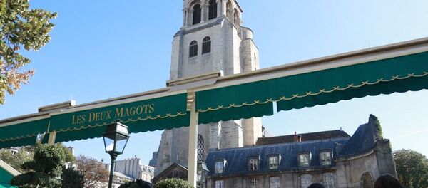 A photo taken on October 3, 2016 shows the terrace of the cafe Les Deux Magots and the Saint-Germain-des-Pres church in Paris. - Sputnik Afrique