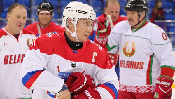 Russian President Vladimir Putin plays hockey in Sochi. Right: Belarusian President Alexander Lukashenko. 15 February 2019 - Sputnik Afrique