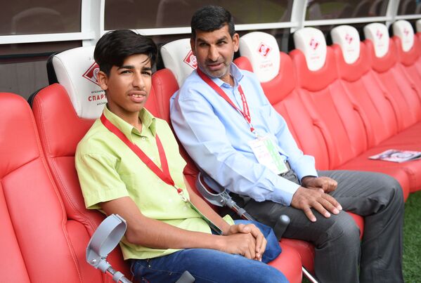 La soif de vivre: le jeune Irakien Kassim al-Kadim a assisté à un match de foot à Moscou - Sputnik Afrique