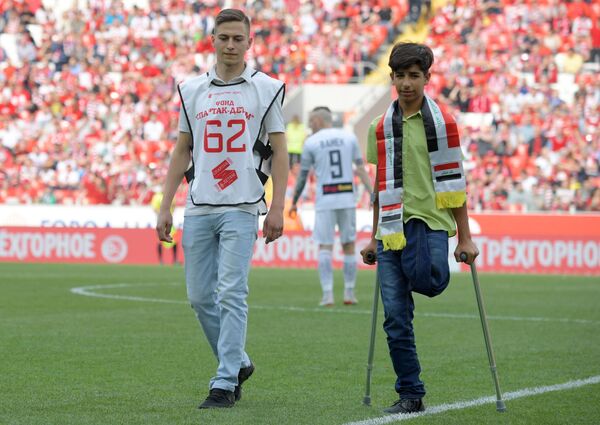 La soif de vivre: le jeune Irakien Kassim al-Kadim a assisté à un match de foot à Moscou - Sputnik Afrique