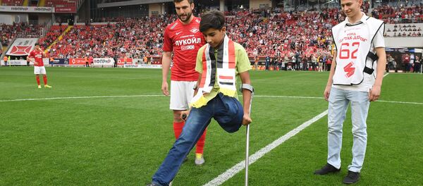 La soif de vivre: le jeune Irakien Kassim al-Kadim a assisté à un match de foot à Moscou - Sputnik Afrique