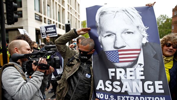 Activistas con la foto de Julian Assange, fundador de WikiLeaks, cerca del juzgado de Westminster, Reino Unido - Sputnik Afrique