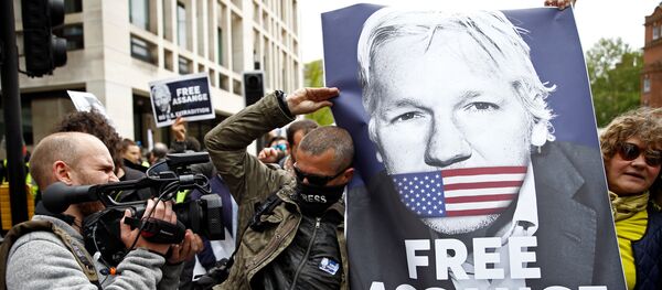 Activistas con la foto de Julian Assange, fundador de WikiLeaks, cerca del juzgado de Westminster, Reino Unido Activistas con la foto de Julian Assange, fundador de WikiLeaks, cerca del juzgado de Westminster, Reino Unido - Sputnik Afrique