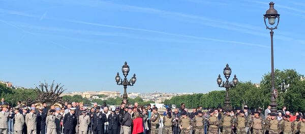 L’hommage national aux deux militaires français tués au Burkina Faso sur le pont Alexandre-III - Sputnik Afrique
