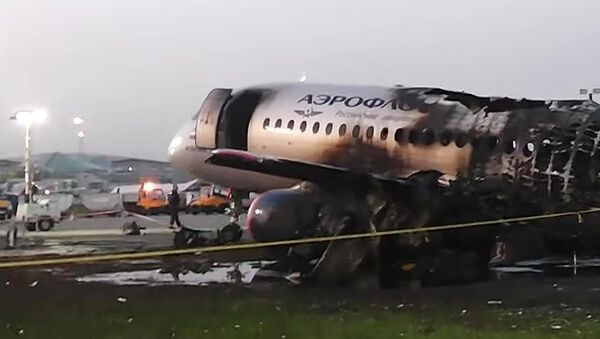 Le SSJ-100 d'Aeroflot après un atterrissage d'urgence et un incendie à l'aéroport de Moscou-Cheremetievo - Sputnik Afrique