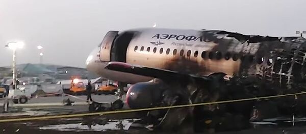 Le SSJ-100 d'Aeroflot après un atterrissage d'urgence et un incendie à l'aéroport de Moscou-Cheremetievo - Sputnik Afrique