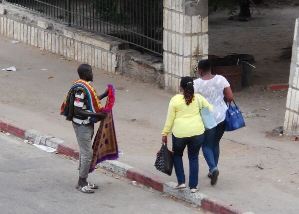 Un vendeur de tapis de prière à Dakar Un vendeur de tapis de prière à Dakar - Sputnik Afrique