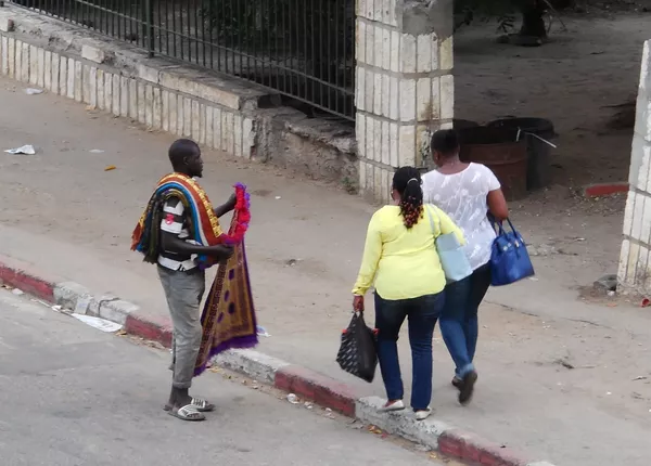 Un vendeur de tapis de prière à Dakar Un vendeur de tapis de prière à Dakar - Sputnik Afrique