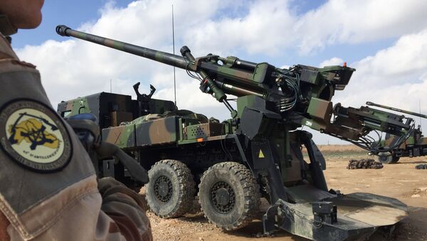 Un soldat français engagé dans l'Opération Chammal contre Daech en Syrie devant le canon CAESAR - Sputnik Afrique