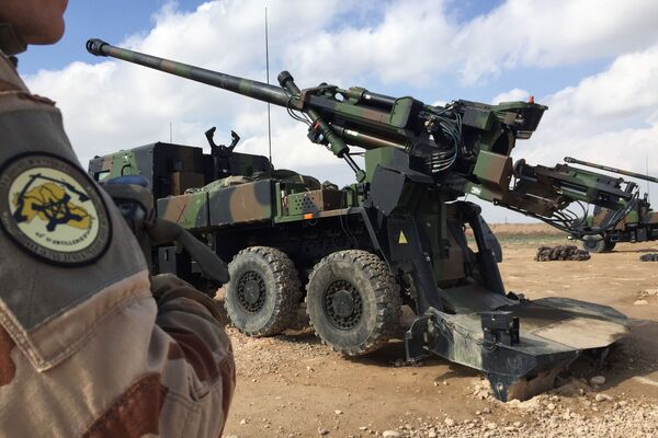 Un soldat français engagé dans l'Opération Chammal contre Daech en Syrie devant le canon CAESAR Un soldat français engagé dans l'Opération Chammal contre Daech en Syrie devant le canon CAESAR - Sputnik Afrique