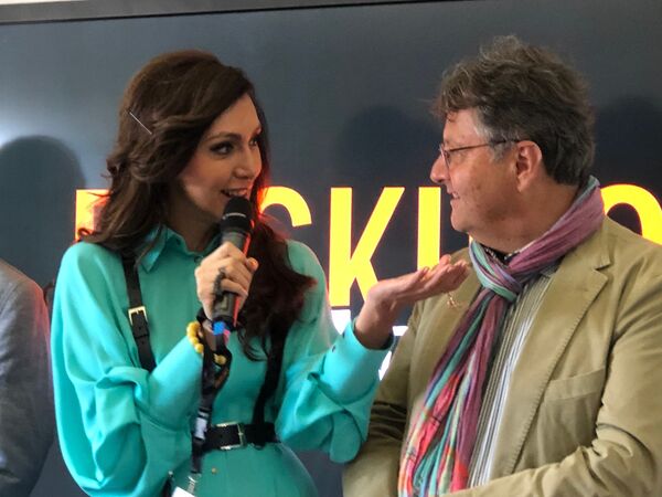La directrice du Roskino Ekaterina Mtsitouridze et le Directeur du Marché du Film lors de l’inauguration du Pavillon russe à Cannes La directrice du Roskino Ekaterina Mtsitouridze et le Directeur du Marché du Film lors de l’inauguration du Pavillon russe à Cannes - Sputnik Afrique