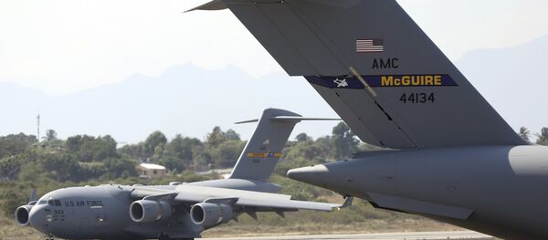 A second United States Air Force C-17 cargo plane loaded with humanitarian aid lands at Camilo Daza airport in Cucuta, Colombia, Saturday, Feb. 16, 2019. - Sputnik Afrique