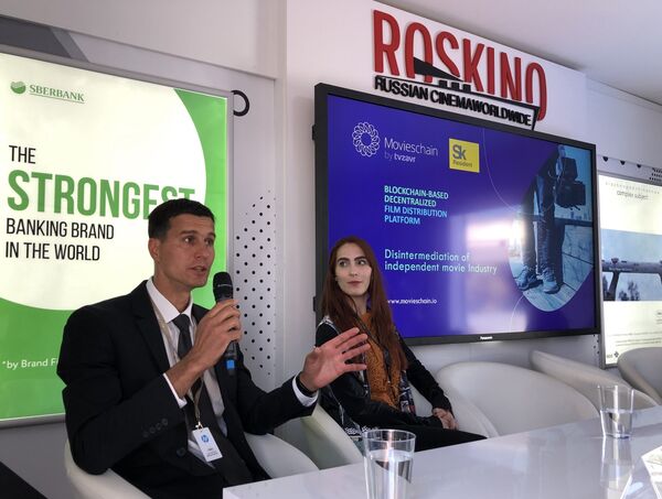 Marianne Bourg et Serguei Klimentov lors de la presentation de la start-up Movieschain by TVzavr dans le Pavillon russe à Cannes  - Sputnik Afrique