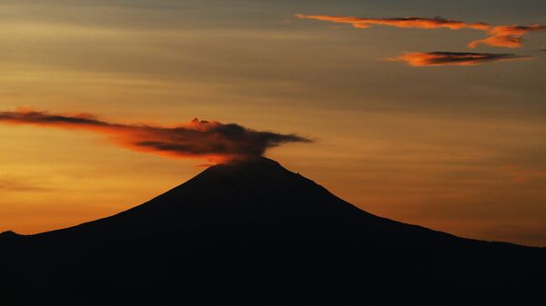 Smoke over the Popocatepetl volcano in Mexico - Sputnik Africa