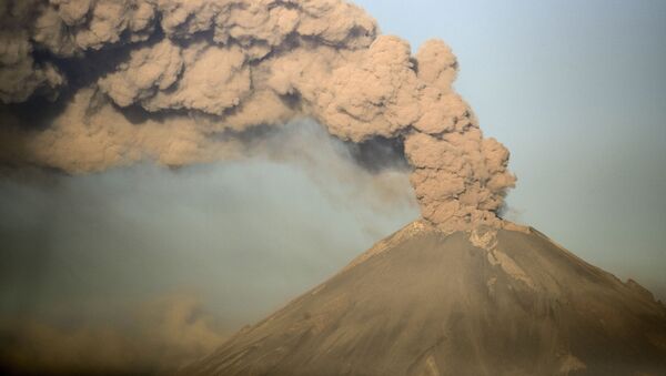 Дым над вулканом Попокатепетль в Мексике - Sputnik Afrique