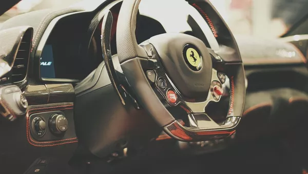 Руль спортивного автомобиля Ferrari - Sputnik Afrique