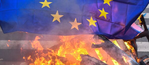 Un drapeau de l'UE brûlé - Sputnik Afrique