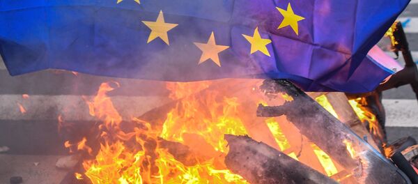 Un drapeau de l'UE brûlé - Sputnik Afrique