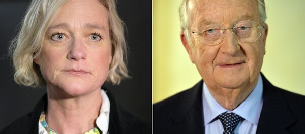 This combination of pictures created on April 26, 2018 shows Belgian artist Delphine Boel (L) on April 26, 2018 arriving for a session at the Appeal Court in Brussels to request the appeal of the case contesting the paternity of her father Jacques Boel and asking for the recognition of the paternity of King Albert II and a file photo taken on July 3, 2013 of King Albert II of Belgium (R) delivering a speech at the royal palace in Brussels. - Sputnik Afrique