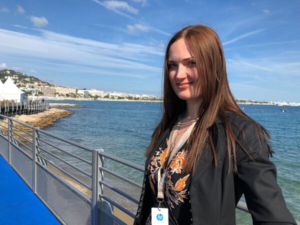 La productrice du “Vega Film” Katerina Mikhaïlova est venu présenter à Cannes un thriller “Elle a un autre nom” La productrice du “Vega Film” Katerina Mikhaïlova est venu présenter à Cannes un thriller “Elle a un autre nom” - Sputnik Afrique