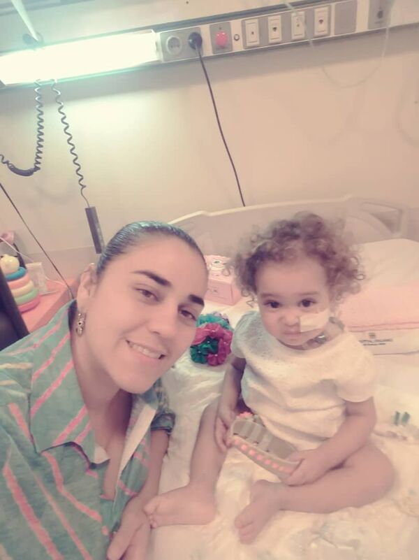 Yelibeth, la mère d’Isabella, a donné une partie de son foie à sa fille, mais l’efficacité du traitement délivré en Argentine est mise en péril car les États-Unis ont gelé les comptes de Citgo, la société appartenant à l’État vénézuélien qui le finançait. - Sputnik Afrique