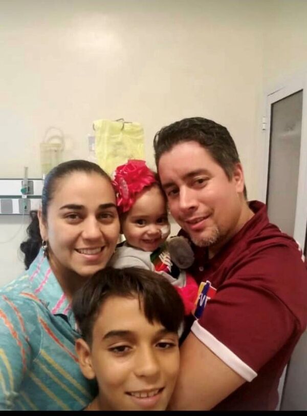 La famille d'Isabella a dû tout quitter au Venezuela pour s'installer à Buenos Aires afin d'y accompagner la fillette pendant son traitement financé par le Venezuela. - Sputnik Afrique