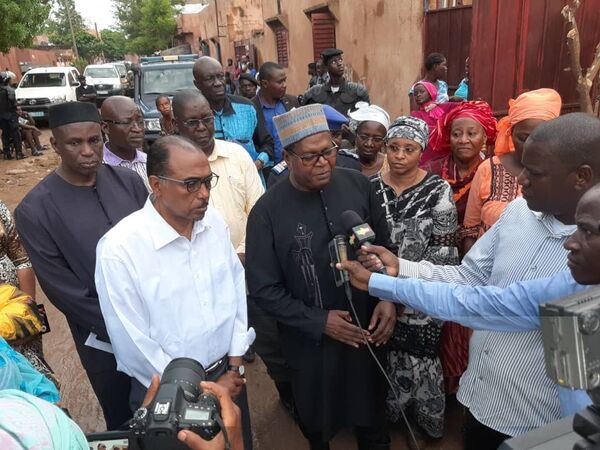 Les ministres maliens Michel Sidibé (en chemise blanche) et Hamadou Konaté (en tunique noire) rendent visite à la population touchée par les inondations à Bamako, le 16 mai 2019. Les ministres maliens Michel Sidibé (en chemise blanche) et Hamadou Konaté (en tunique noire) rendent visite à la population touchée par les inondations à Bamako, le 16 mai 2019. - Sputnik Afrique