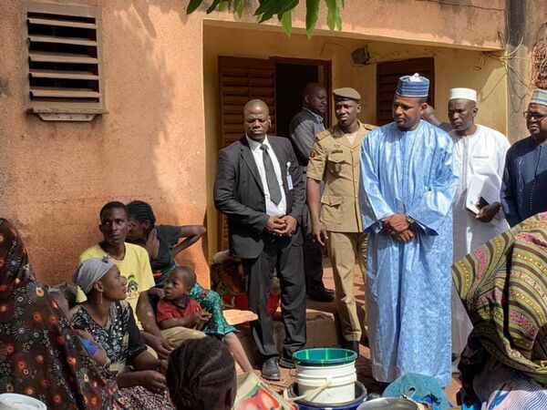 Le Premier ministre malien Boubou Cissé auprès des sinistrés des inondations Bamako. Le Premier ministre malien Boubou Cissé auprès des sinistrés des inondations Bamako. - Sputnik Afrique