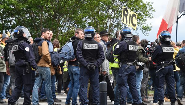 Riot police contol demonstrators taking part in a demonstration called by the Yellow vest (Gilets jaunes) movement on May 4, 2019 in Bord - Sputnik Afrique
