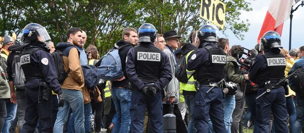 Riot police contol demonstrators taking part in a demonstration called by the Yellow vest (Gilets jaunes) movement on May 4, 2019 in Bord - Sputnik Afrique