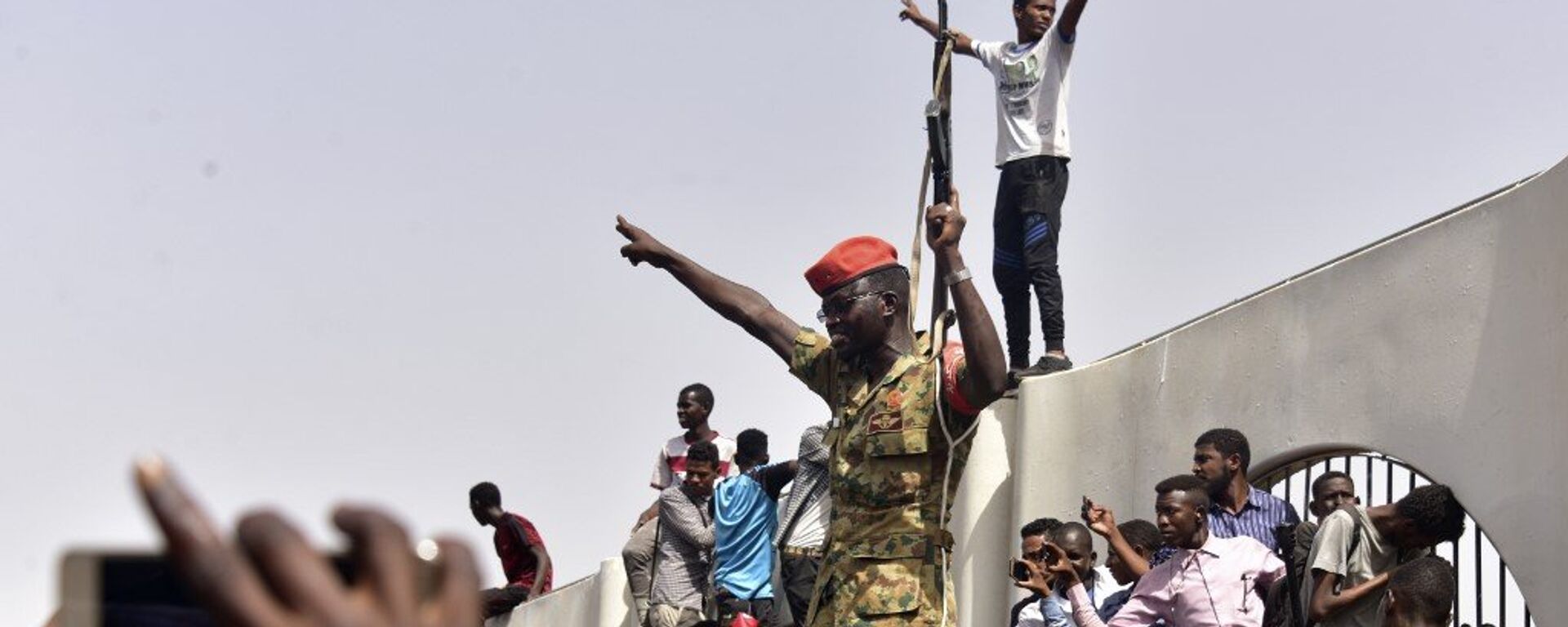 Members of the Sudanese military gather in a street in central Khartoum on April 11, 2019, after one of Africa's longest-serving presidents was toppled by the army. - Sputnik Afrique, 1920, 20.05.2019