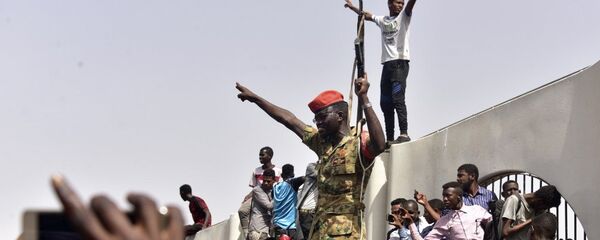 Members of the Sudanese military gather in a street in central Khartoum on April 11, 2019, after one of Africa's longest-serving presidents was toppled by the army. - Sputnik Afrique