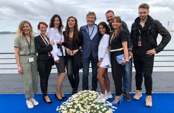 Les étudiants de l’école «Arka» avec leur maître Nikolai Lebedev et Ekaterina Mtsitouridze dans le Pavillon russe à Cannes  - Sputnik Afrique