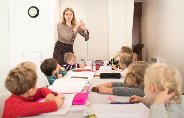 Les familles franco-russes espèrent un avenir bilingue pour leurs enfants Les familles franco-russes espèrent un avenir bilingue pour leurs enfants - Sputnik Afrique