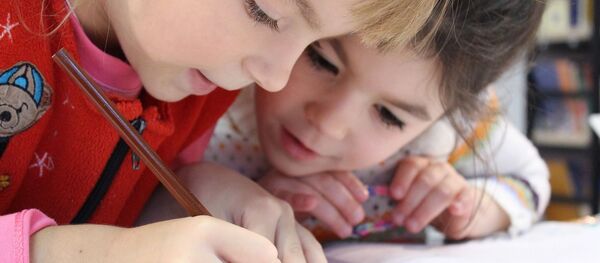  La petite fille et le crayon - Sputnik Afrique
