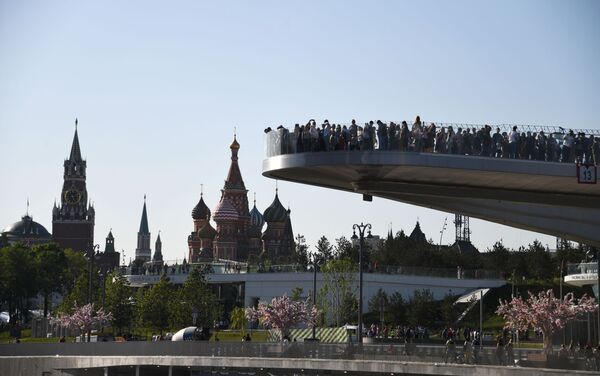 Visiteurs sur le pont «flottant» dans le parc Zariadié à Moscou, 2018 - Sputnik Afrique
