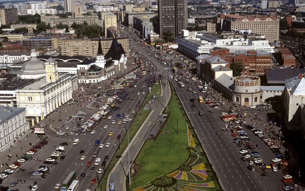 Place Komsomolskaïa. À gauche, les bâtiments des gares de Léningrad et de Yaroslavl. Reproduction du milieu des années 1990. - Sputnik Afrique