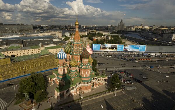 La cathédrale de l'Intercession-de-la-Vierge (cathédrale Saint-Basile) et les galeries commerciales de la place Rouge à Moscou, 2017 - Sputnik Afrique