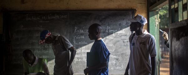 Жители ЦАР на избирательном участке в городе Банги во время конституционного референдума - Sputnik Afrique