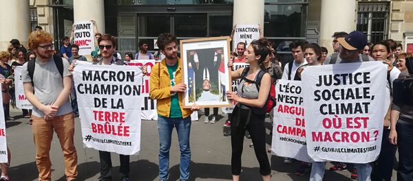 Des écologistes de l'ANV COP 21 décrochent des portraits présidentiels pour dénoncer la politique climatique et sociale du gouvernement. - Sputnik Afrique