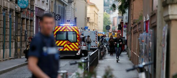 Des pompiers et des ambulances sur les lieux de l'explosion d'un colis piégé à Lyon (24 mai 2019) - Sputnik Afrique