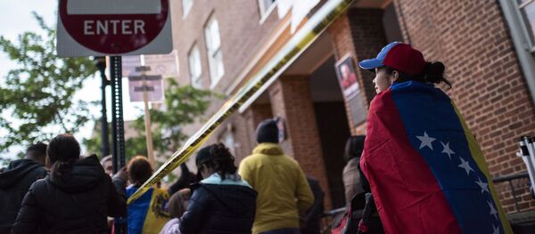 La police et les militants soutenant le Président Maduro à côté de l'ambassade vénézuélienne à Washington le 16 mai - Sputnik Afrique