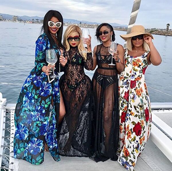 Les quatre stars de l'émission télévisée Les perles de Beverly Hills, avec de gauche à droite (Nathalie Koah, Marie Thérèse Yabit, Jennifer Ondo et Vera Sidika. Les quatre stars de l'émission télévisée Les perles de Beverly Hills, avec de gauche à droite (Nathalie Koah, Marie Thérèse Yabit, Jennifer Ondo et Vera Sidika. - Sputnik Afrique